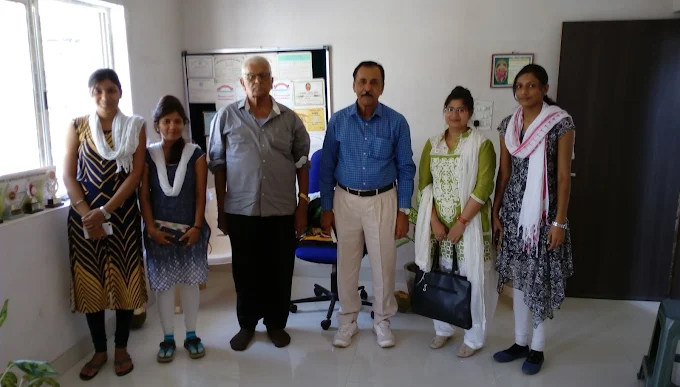 Verified home tutor teaching student